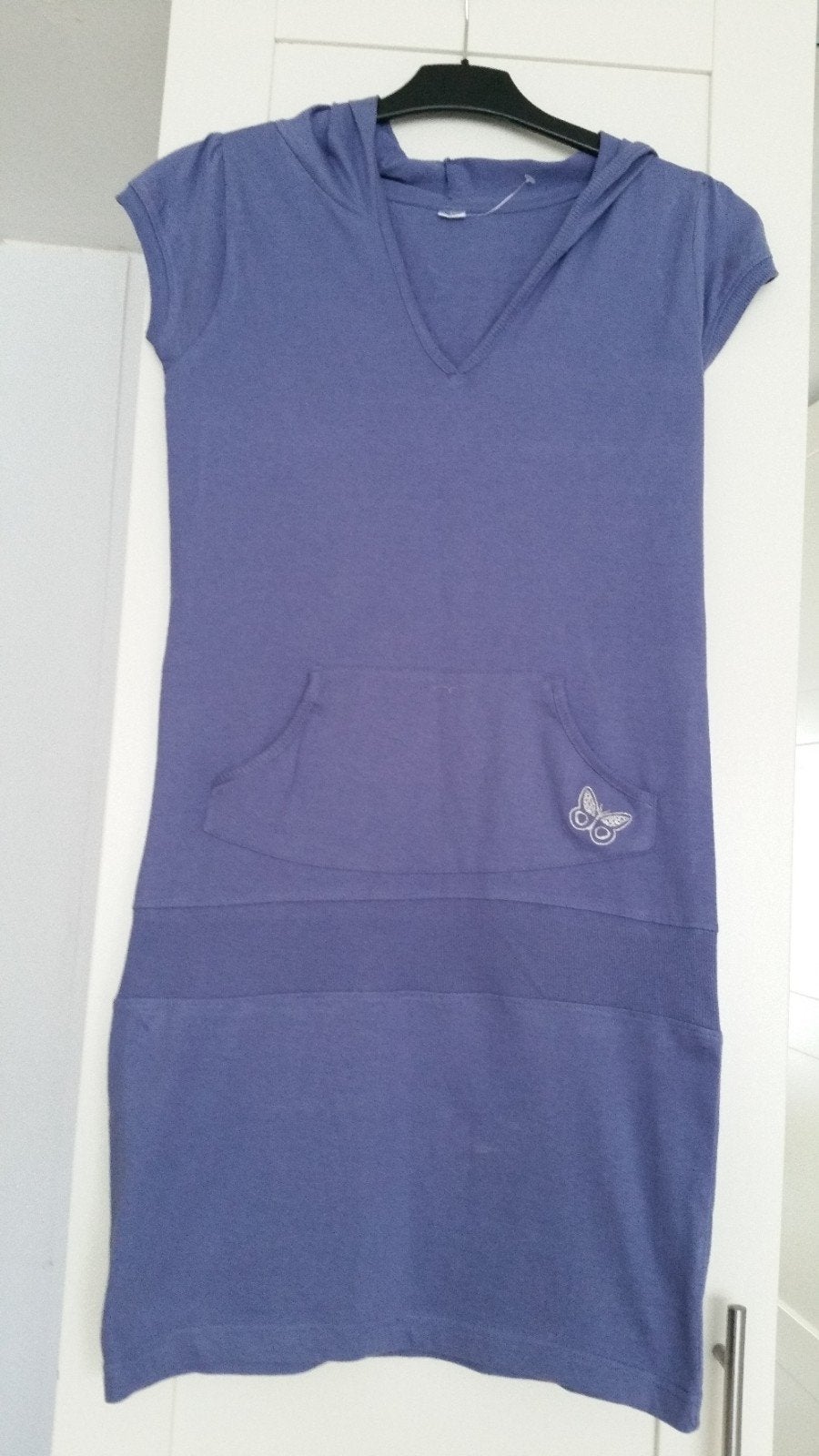 Blauwe/paars jurk met capuchon en vlinderdetail, Kinderen en Baby's, Ophalen of Verzenden, Zo goed als nieuw, Meisje, Jurk of Rok
