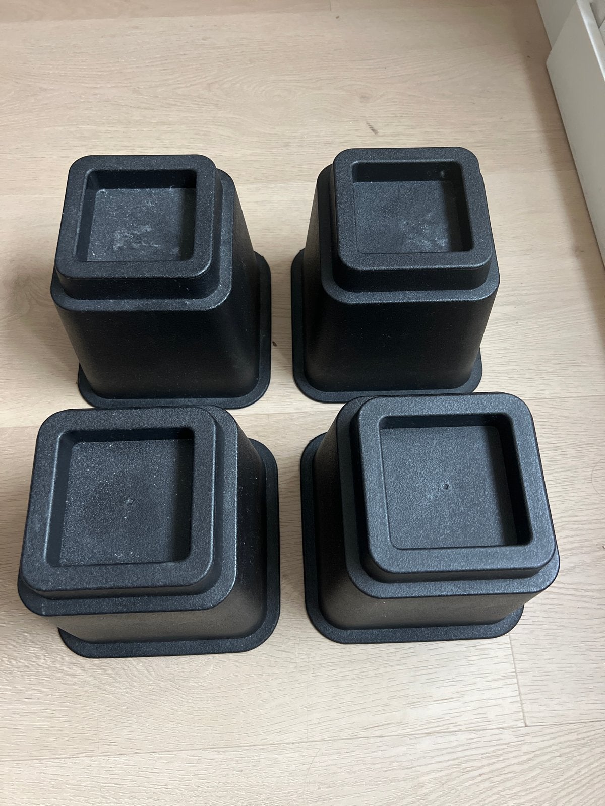 4x Zwarte Bedklossen / Meubelverhogers, Ophalen of Verzenden, Gebruikt, Zwart, Kunststof