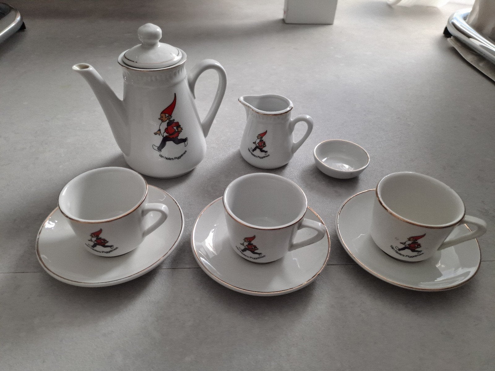 Kabouter servies: theepot, melkkan, 3 kopjes en schotel, Huis en Inrichting, Keuken | Servies, Gebruikt, Overige merken, Keramiek
