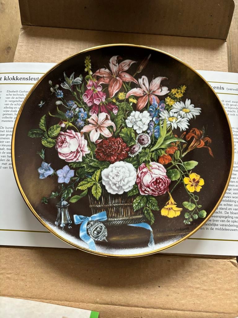 Royal Mosa Sierbord "Boeket met klokkensleutel" - Nieuw, Antiek en Kunst, Antiek | Wandborden en Tegels, Ophalen of Verzenden