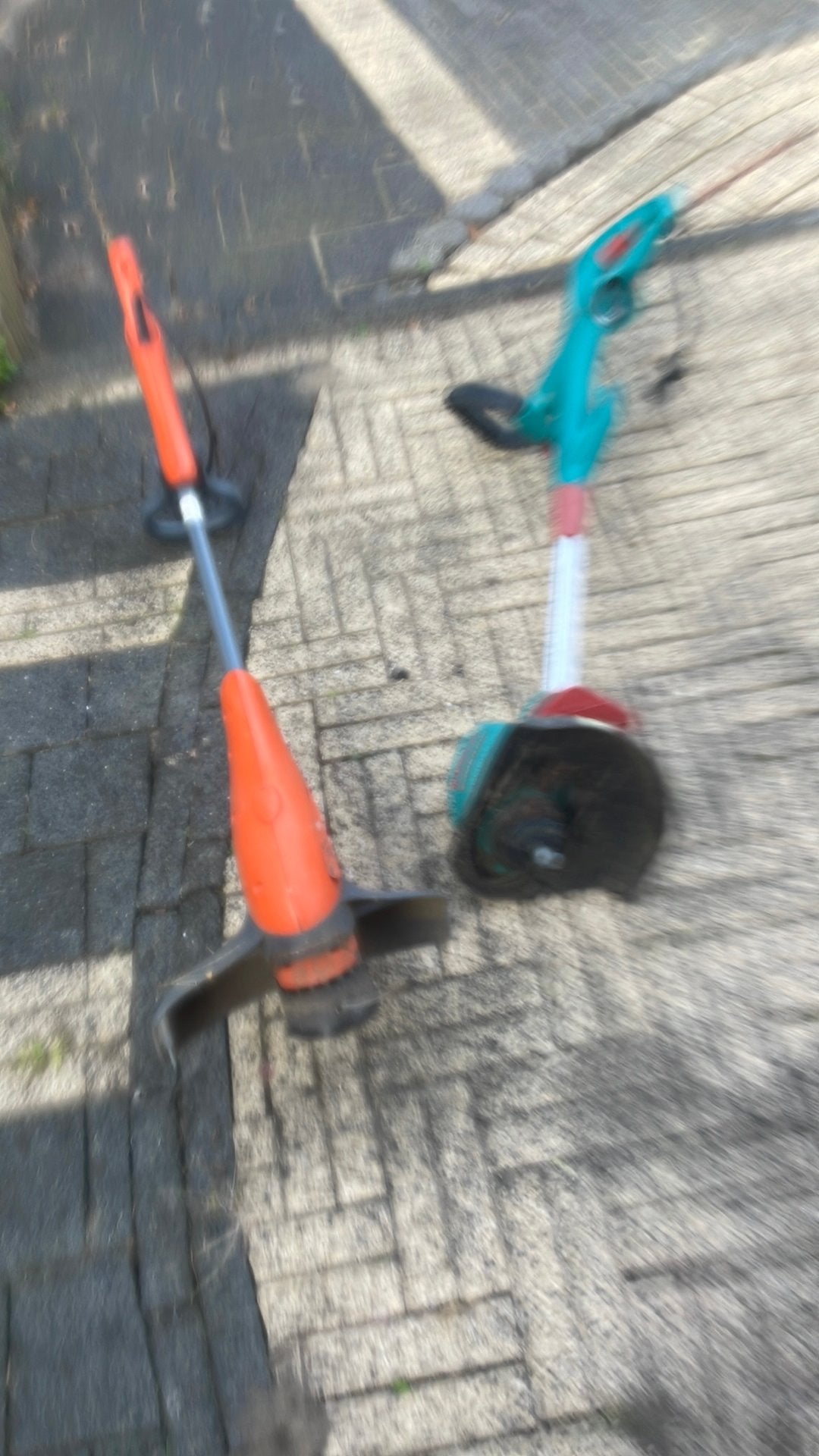 2grasmaaiers Bosch combitrim en Flymo Power Tuin 700, Ophalen of Verzenden, Zo goed als nieuw, 30 tot 50 cm, Elektrisch
