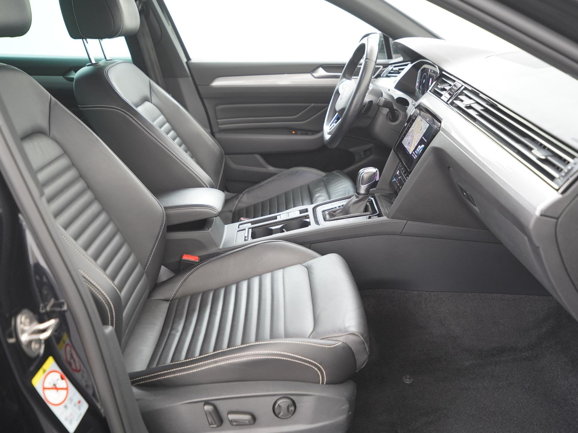 Volkswagen Passat Variant 1.4 TSI PHEV GTE | Leder | Trekhaa, Auto's, Gebruikt, Beige, Hybride Elektrisch/Benzine, 1600 kg