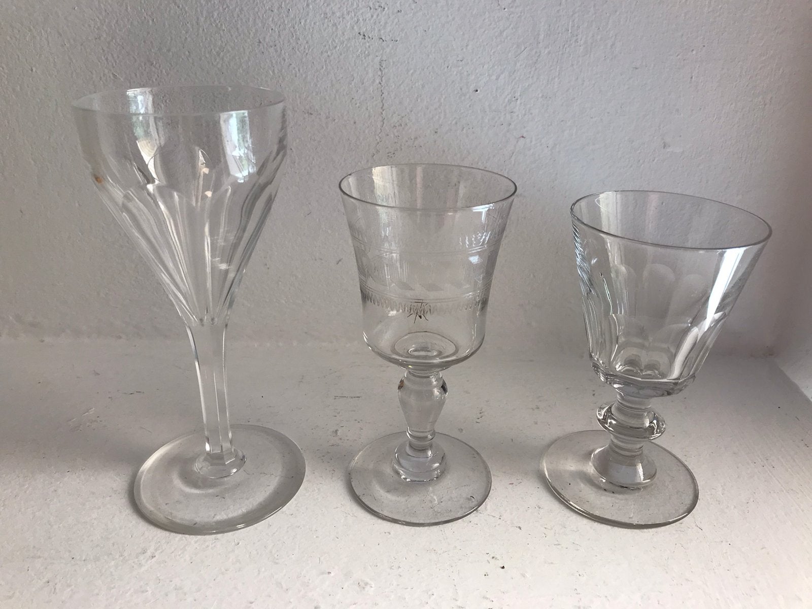 Drie oude glaasjes op voet, Ophalen of Verzenden