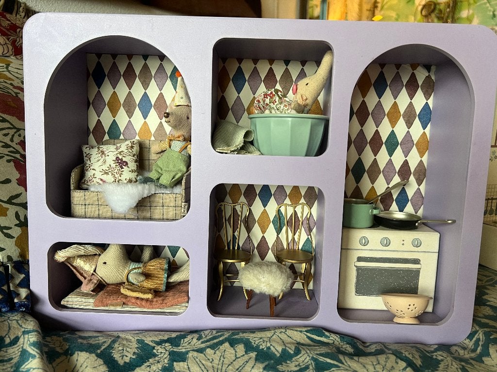 Vintage lila houten poppenhuisje muurkastje en Maileg behang, Verzamelen, Ophalen of Verzenden, Zo goed als nieuw, Poppenhuis