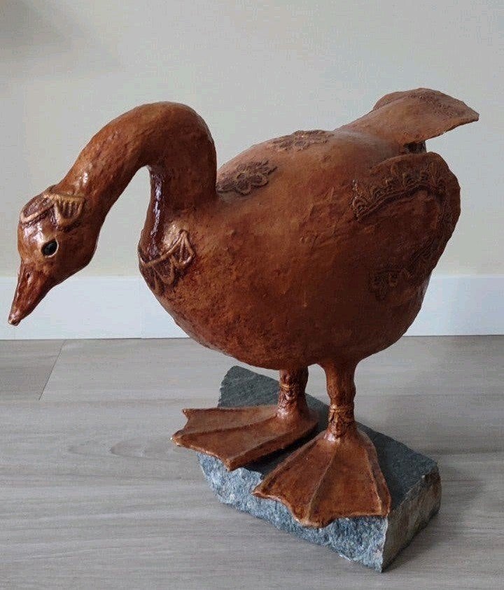Sculptuur, standbeeld, kunstbeeld Gans Eend Beeld op Steen -, Antiek en Kunst, Ophalen, Natuurlijk materiaal, 20 - 50 cm, Beeld