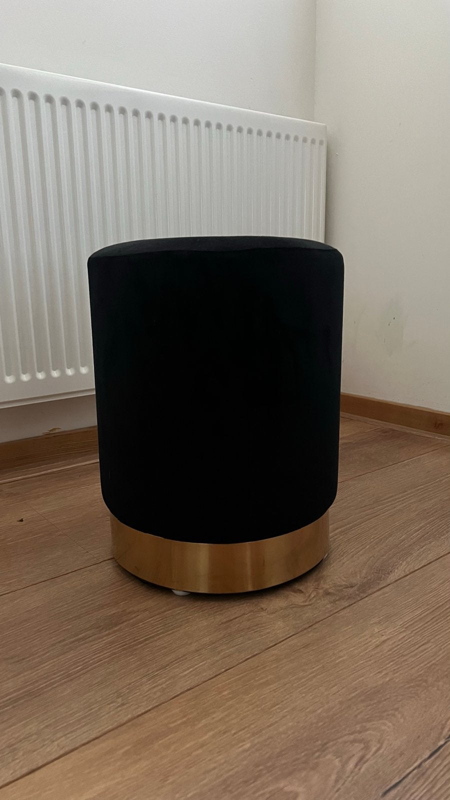 Zwarte fluwelen poef met gouden accent, Minder dan 50 cm, Rond, Ophalen of Verzenden, Zo goed als nieuw