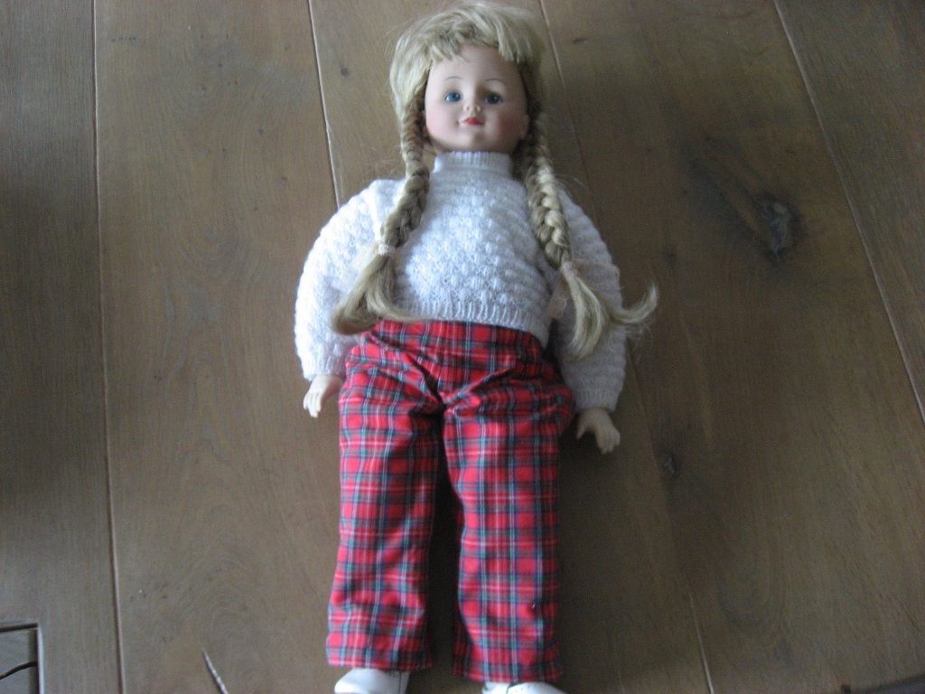 mooie vintage Glorex pop met vlechten en geruite broek, Verzamelen, Poppen, Verzenden, Zo goed als nieuw, Pop