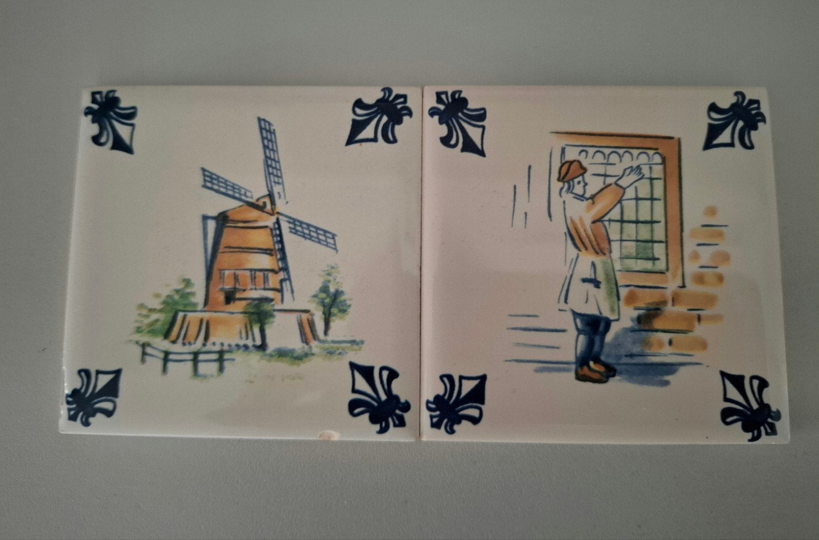 Tegeltjes met molen en man bij raam - KLM Business Class, Verzamelen, KLM Huisjes, Ophalen of Verzenden, Gebruikt, 1 t/m 20