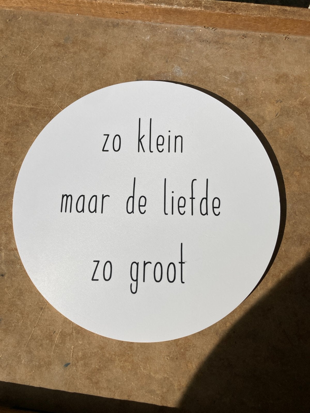 Decoratiebord 'Zo klein maar de liefde zo groot', Kunststof, Ophalen of Verzenden, Zo goed als nieuw, Modern