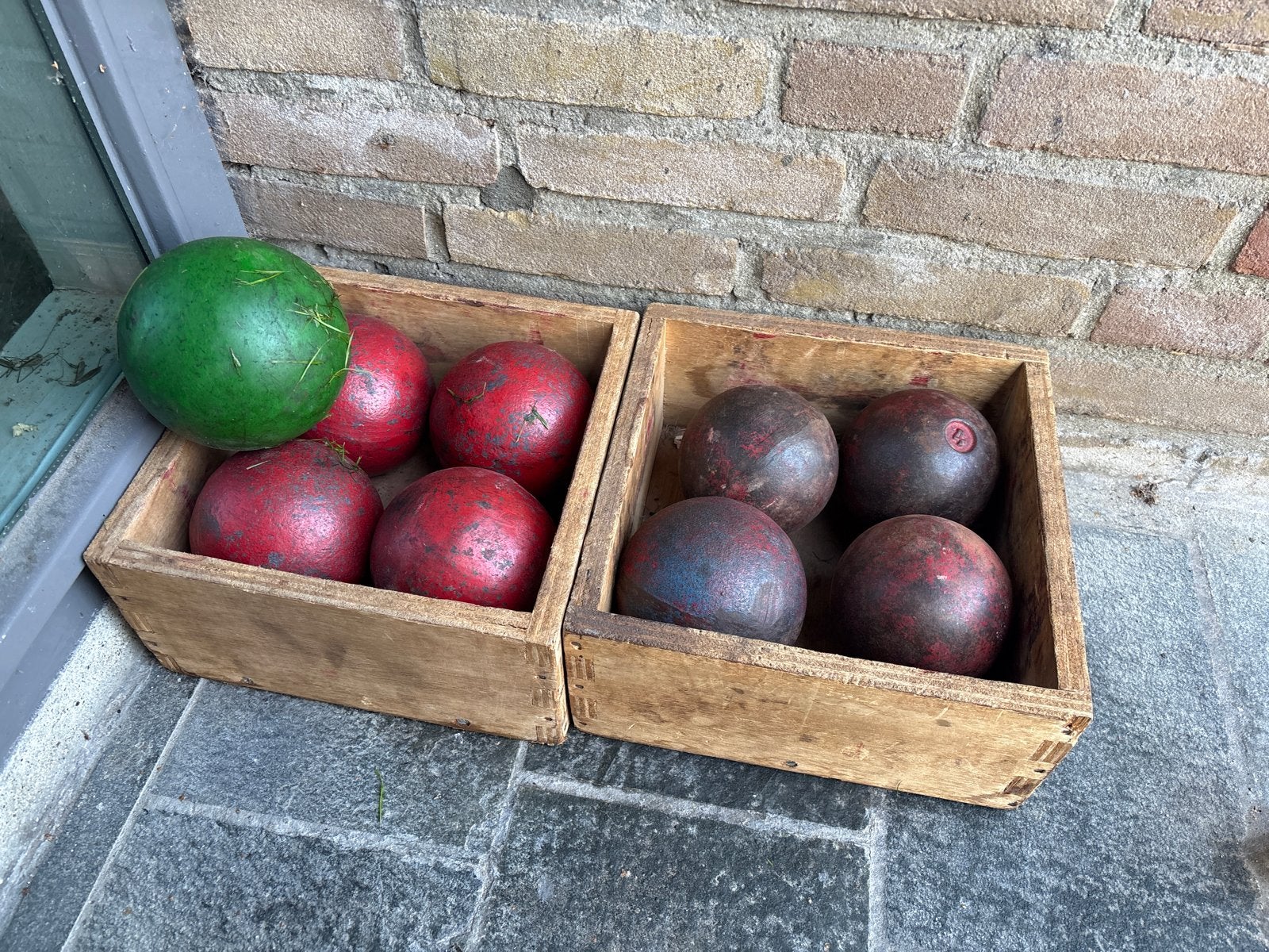 Negen kogelstootkogels: 8 metaal, 1 rubber (groen), Ophalen of Verzenden, Gebruikt