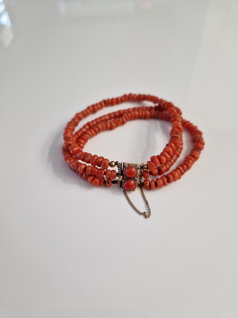 Bloedkoralen armband met gouden slot, Ophalen of Verzenden, Rood, Goud, Met bedels of kralen