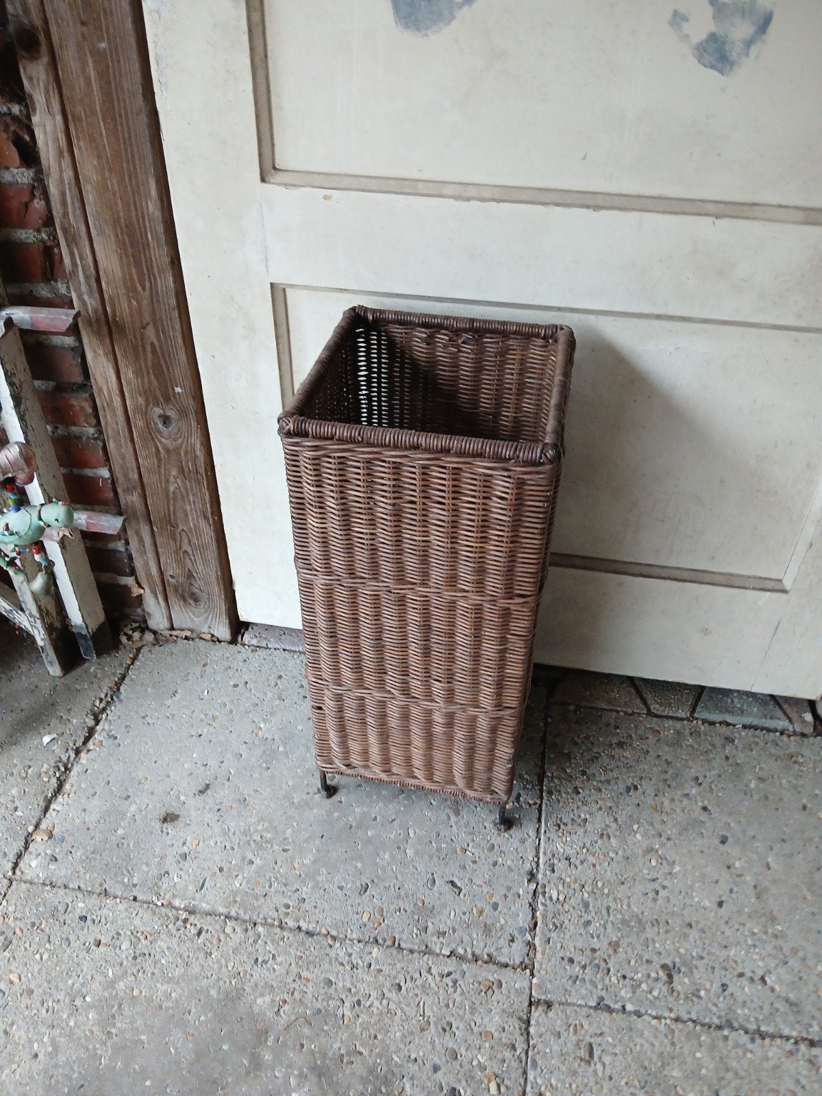 Grote rotan bak met ,warte ijzeren  pootjes, Ophalen of Verzenden, Zo goed als nieuw, Rond