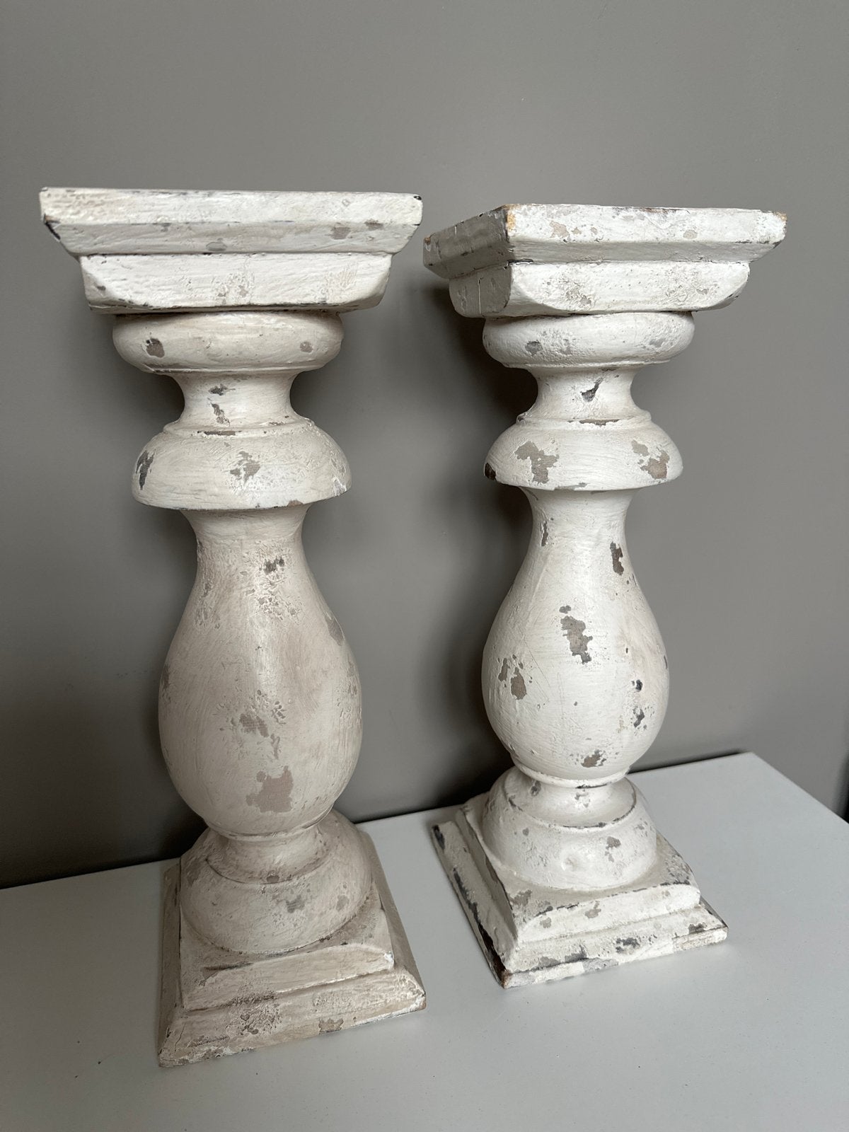 Set van 2 brocante kandelaars - wit hout, Gebruikt, Wit, Ophalen of Verzenden, Kandelaar