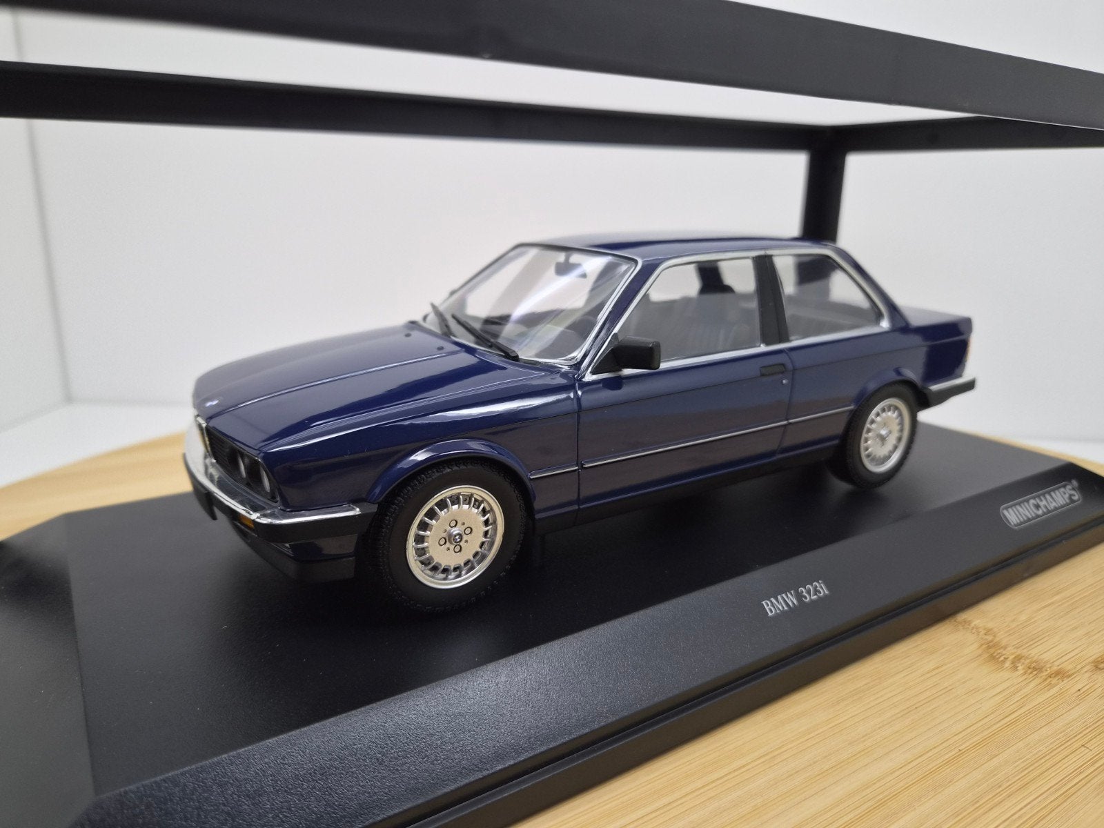 Minichamps BMW 323i E30 1982 Donkerblauw 1:18 Nieuw in doos!, Auto, Nieuw, Ophalen of Verzenden, MiniChamps