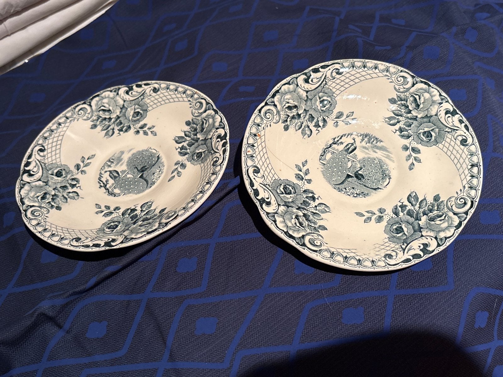 2 Antieke Mosa Maastricht Peacock schotels, Ophalen of Verzenden