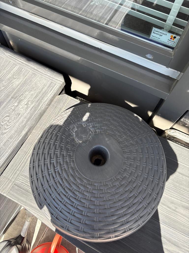Parasolvoet met grijze grote parasol (vulbaar met water), Tuin en Terras, Parasols, Gebruikt, Parasolvoet, Minder dan 1 meter