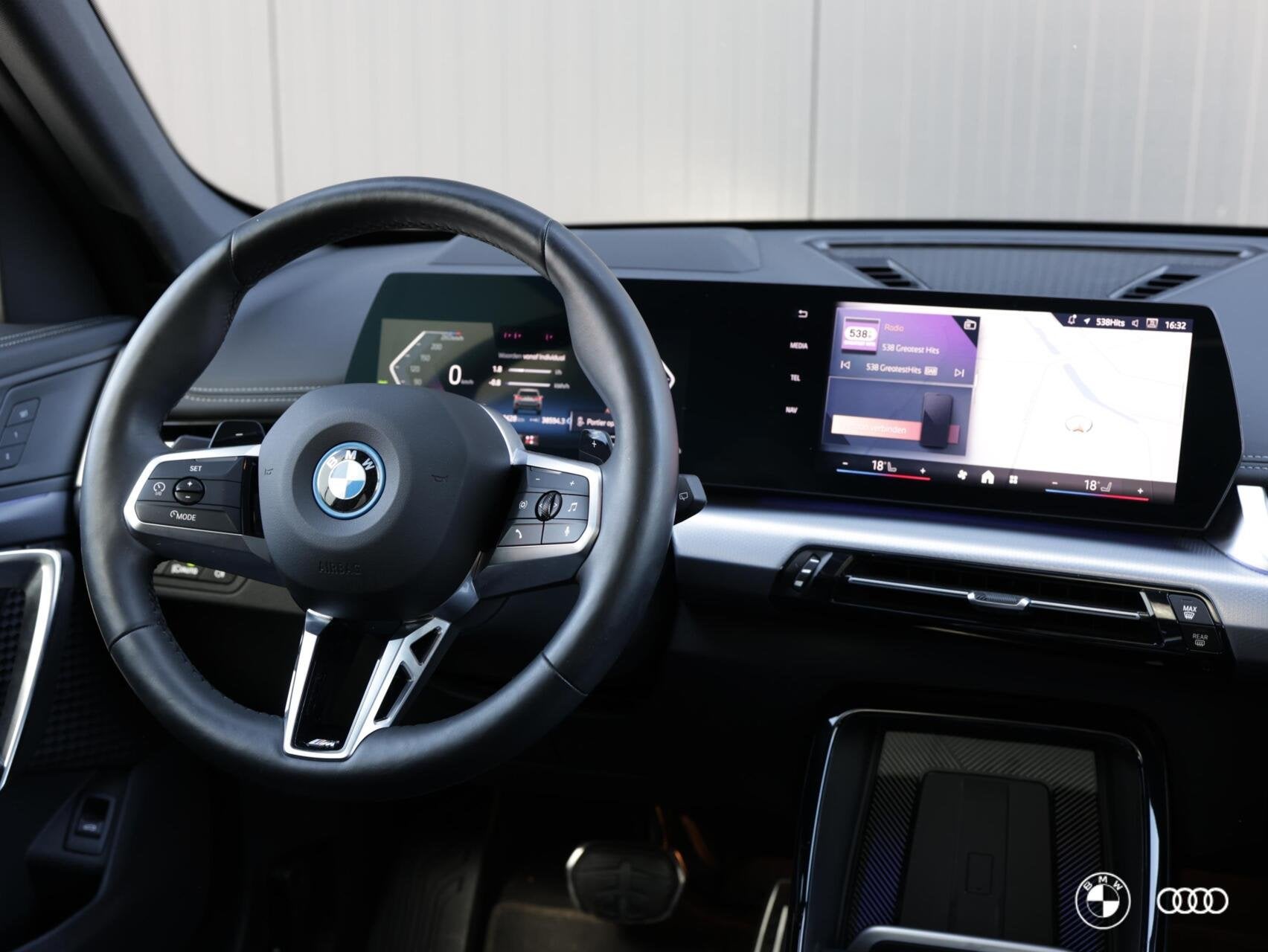 BMW X1 xDrive30e M SPORT / EL STOELEN & GEHEUGEN / SCHUIFDAK, 1800 kg, Met garantie (alle), Bedrijf, Hybride Elektrisch/Benzine