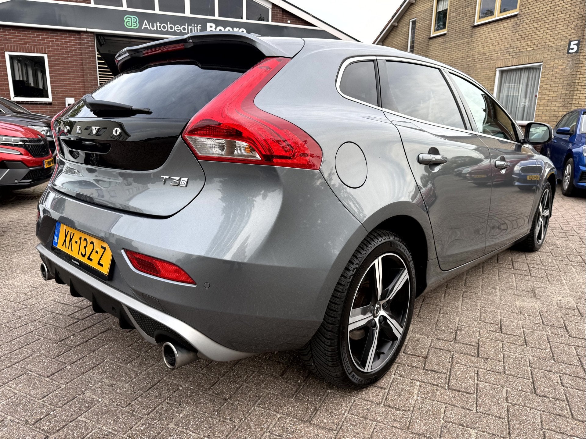 Volvo V40 1.5 T3 Polar+ Sport R-Design Panoramadak, Camera,, Dealer onderhouden, 4 cilinders, 700 kg, Leder en Stof