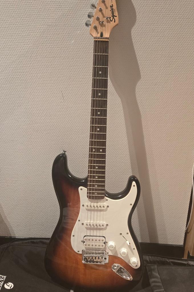 Squier Affinity Stratocaster HSS (Sunburst) – Ideale Beginne, Ophalen of Verzenden, Zo goed als nieuw, Gitaar, Minder dan 50 watt