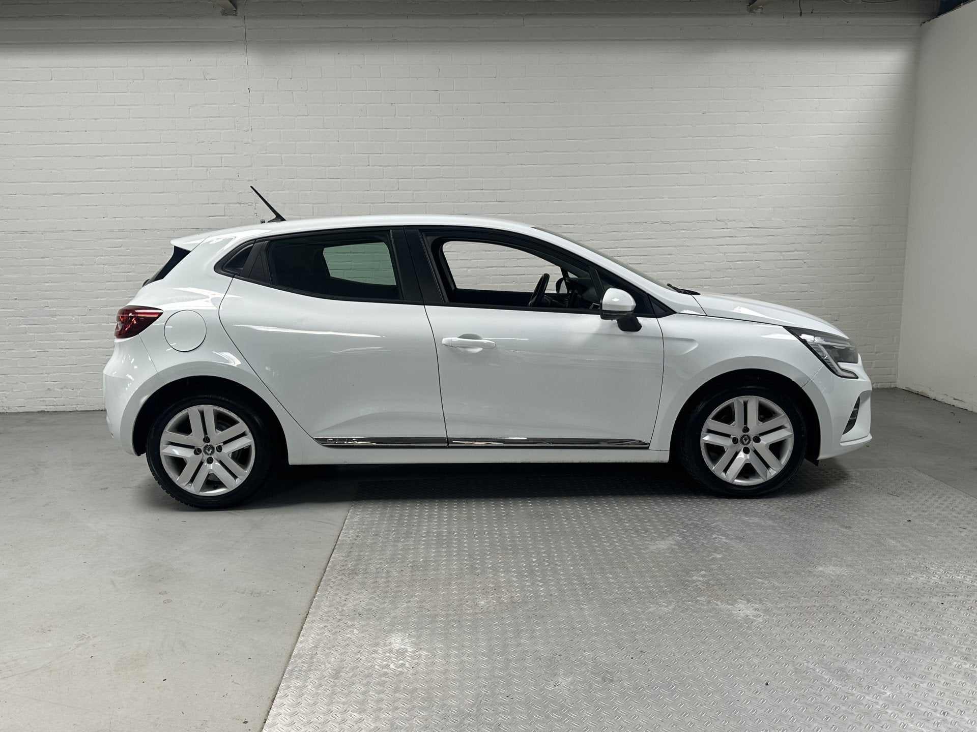 Renault Clio 1.6 E-Tech Hybrid Business CLIMA / CRUISE / HYB, Auto's, Gebruikt, 4 cilinders, Hybride Elektrisch/Benzine, 900 kg
