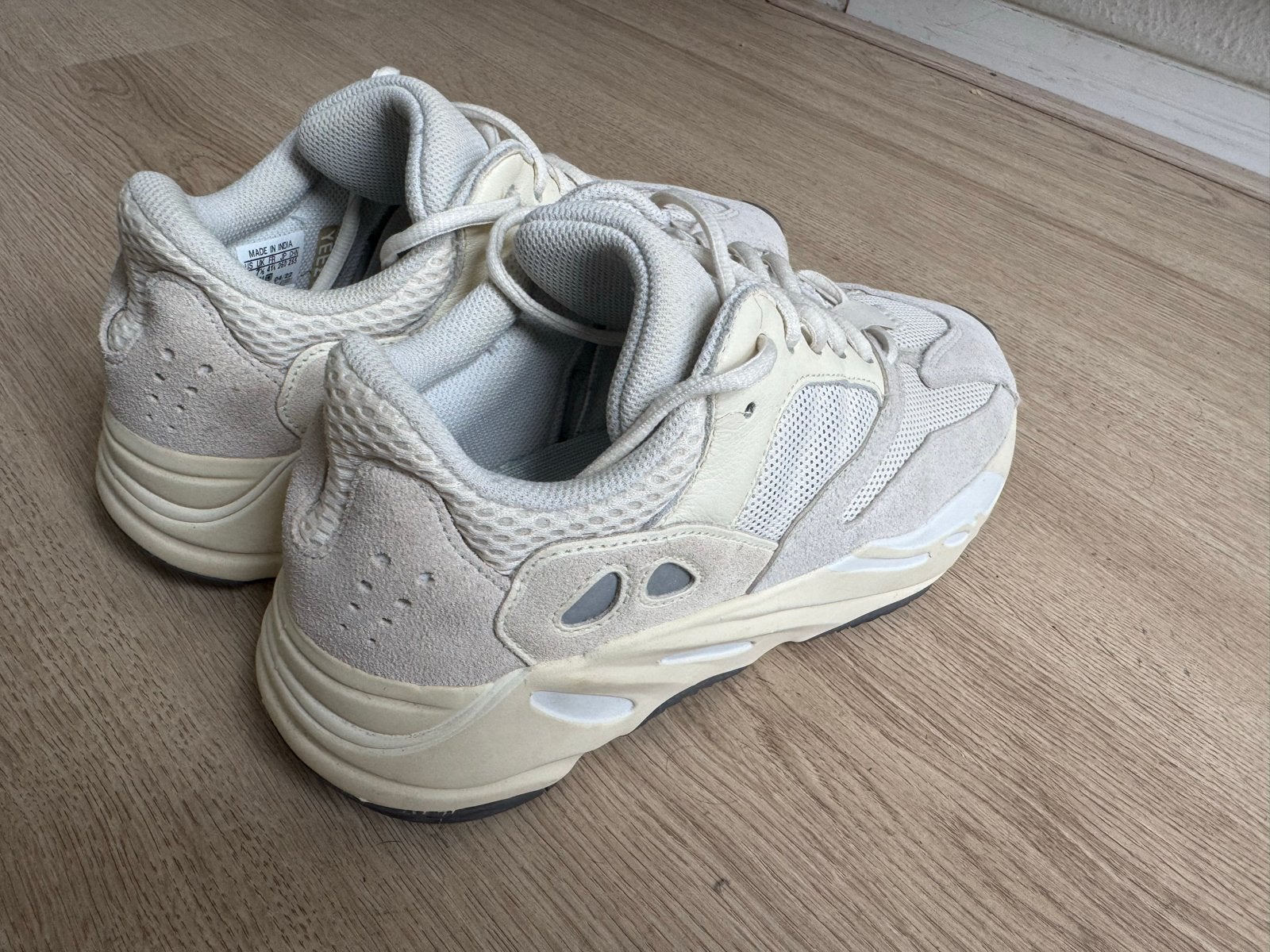 Adidas Yeezy Boost 700 maat: 41 1/3 wit/cream, Ophalen of Verzenden, Zo goed als nieuw, Overige kleuren