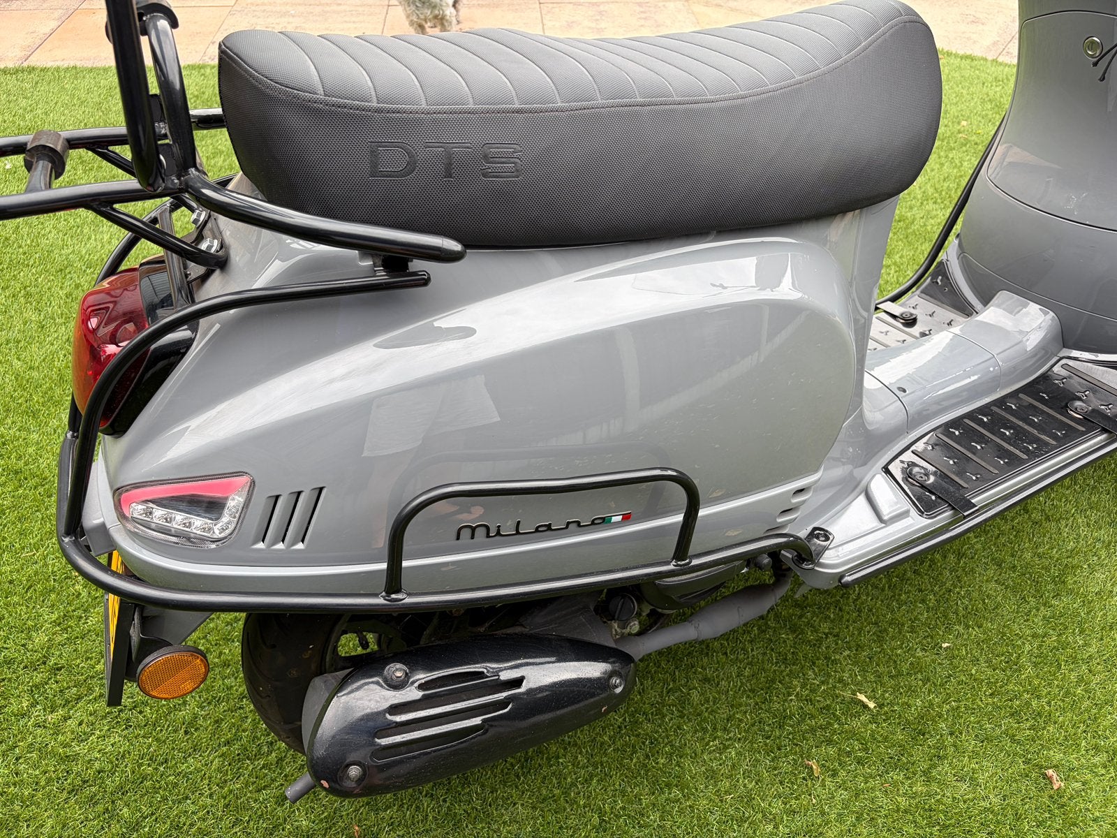Foto 12 van DTS Milano limited editie scooter 2021 grijs ) + 2 helmen