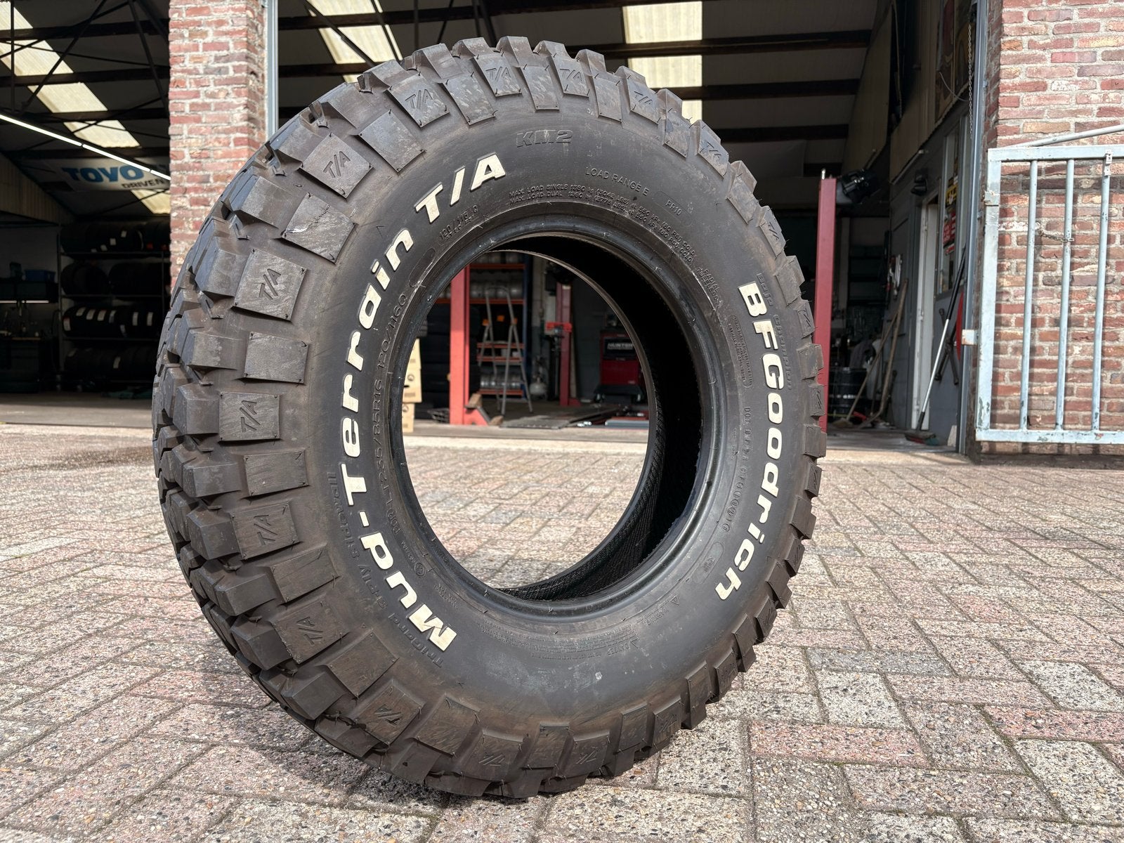 BFGoodrich Mud-Terrain T/A KM2 banden 235/85R16 120/116Q, Auto-onderdelen, Banden en Velgen, Gebruikt, 16 inch, Ophalen of Verzenden