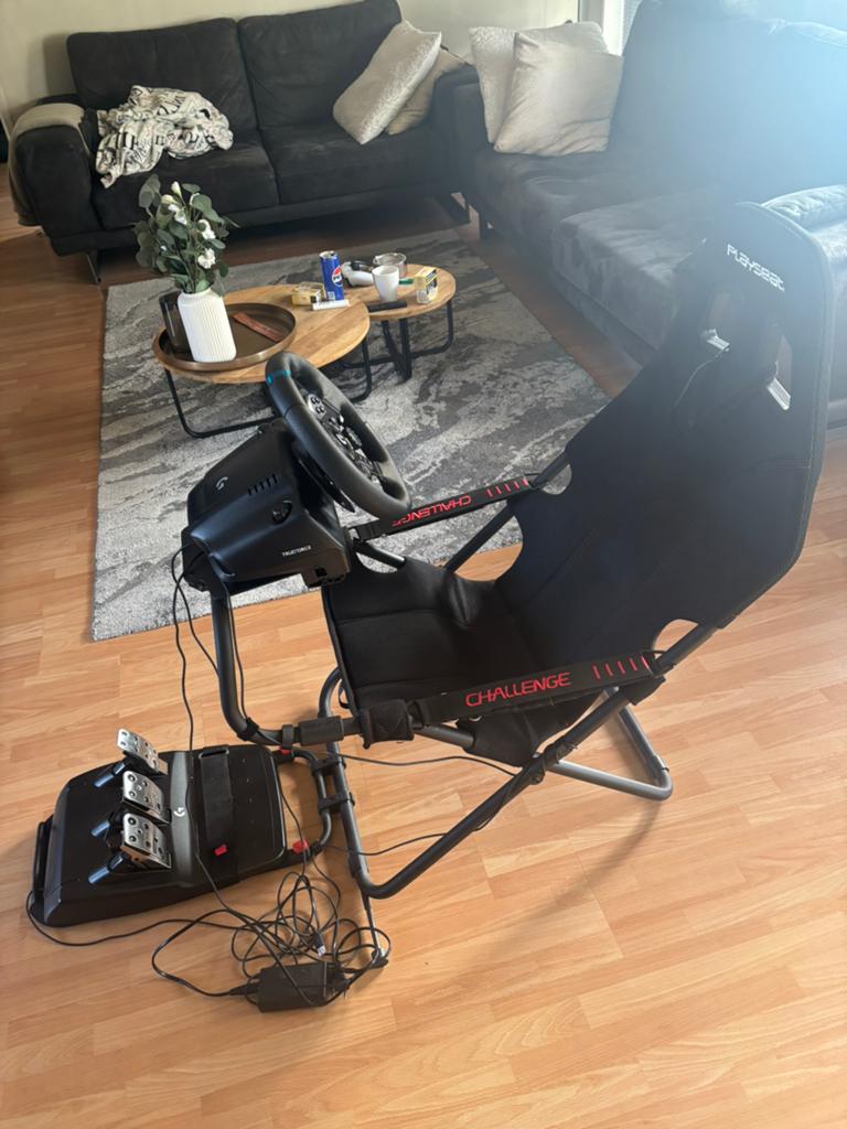 Logitech g923 playseat, Spelcomputers en Games, Spelcomputers | Xbox | Accessoires, Zo goed als nieuw, Stuurtje of Sportattribuut