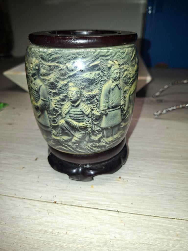 Decoratieve pot met Terracotta Leger reliëf, Ophalen of Verzenden
