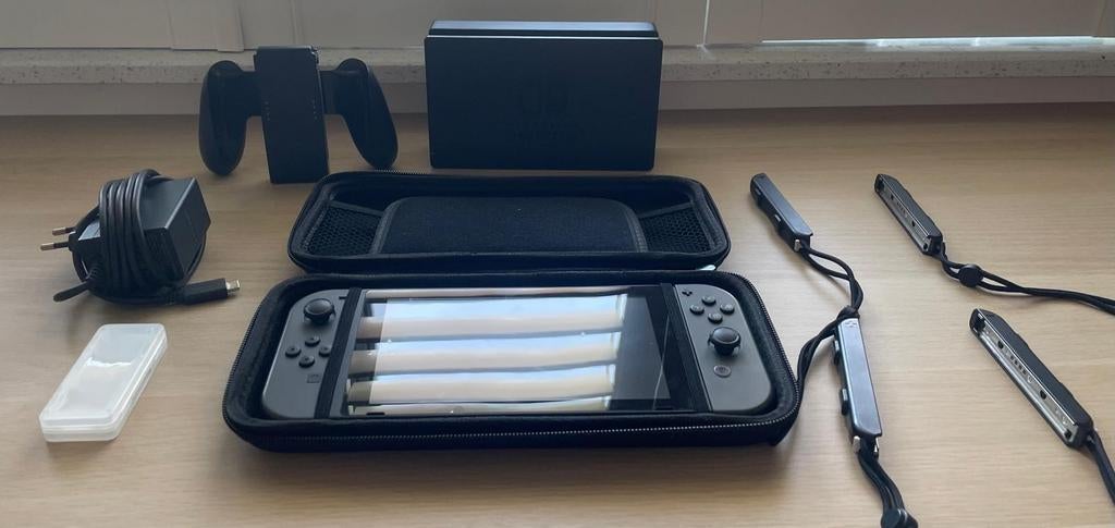 Nintendo Switch Unpatched!, Spelcomputers en Games, Spelcomputers | Nintendo Switch, Ophalen of Verzenden, Zo goed als nieuw, Met 2 controllers