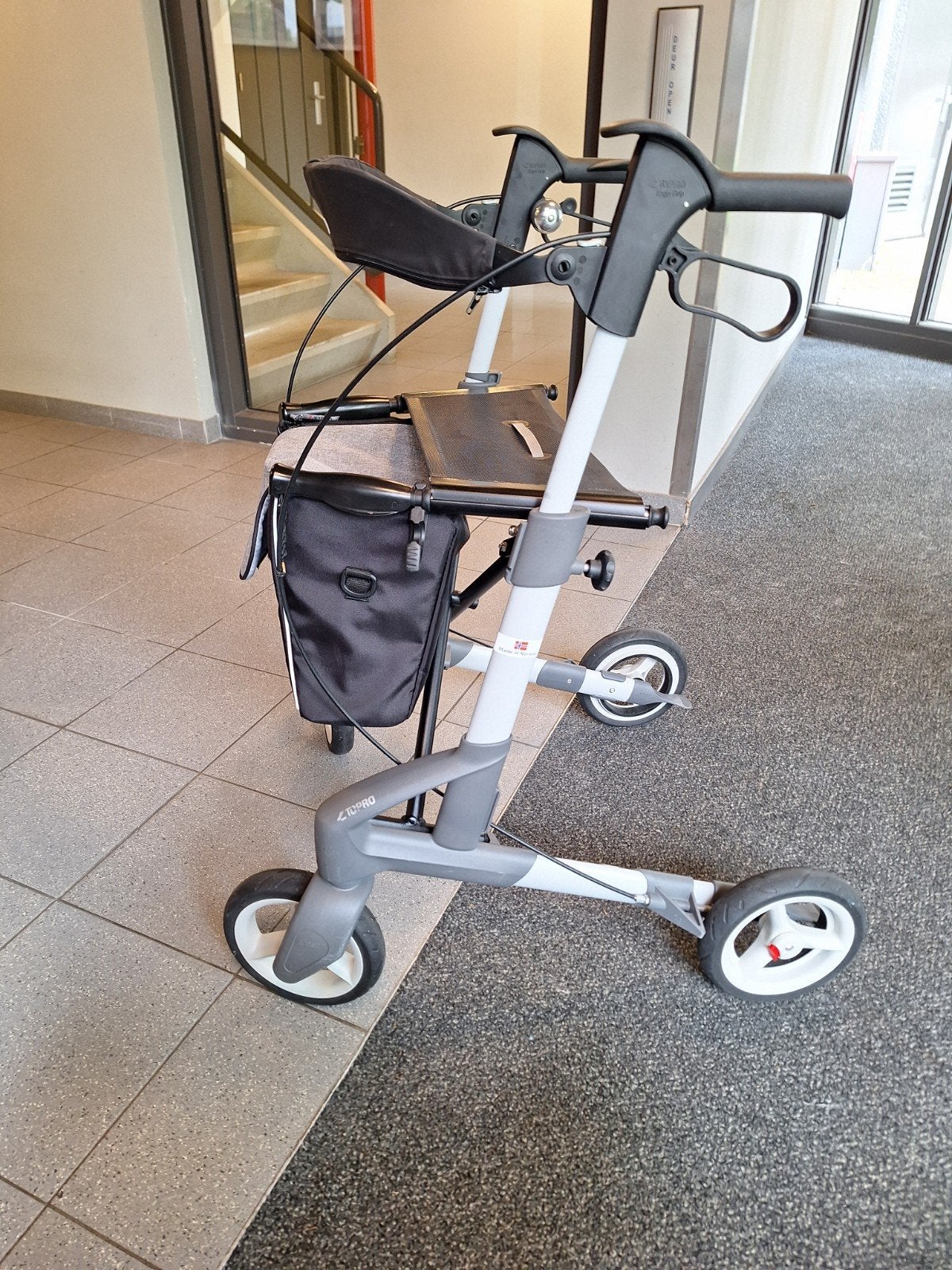 Foto 2 van Rollator lichtgewicht topra troja 5Glees beschrijving NW.ST