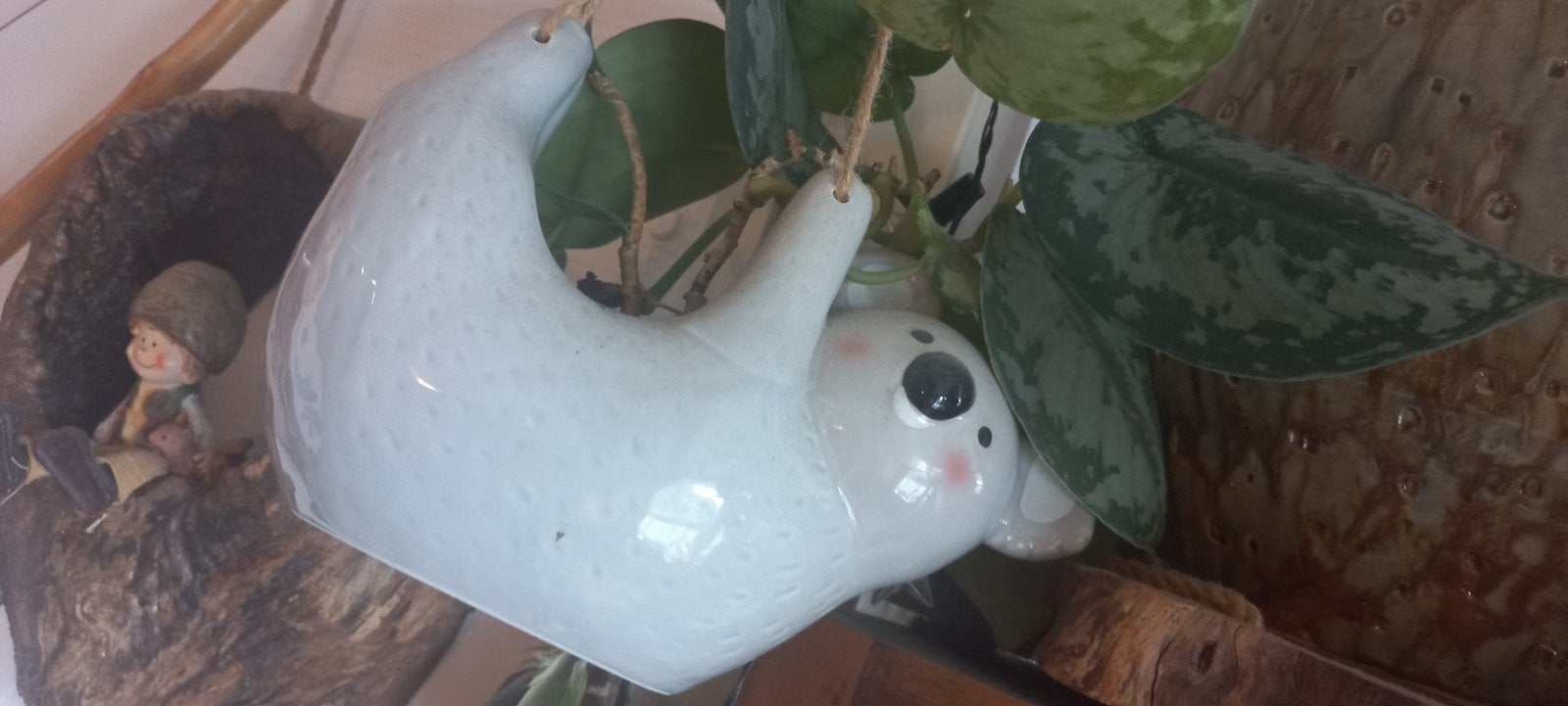 Hangende koala bloempot met gratis klimop, Huis en Inrichting, Ophalen, Gebruikt, Wit, Steen/keramiek