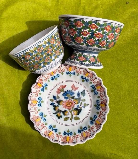 Decoratieve schaal op voet Makkum, Antiek en Kunst, Verzenden