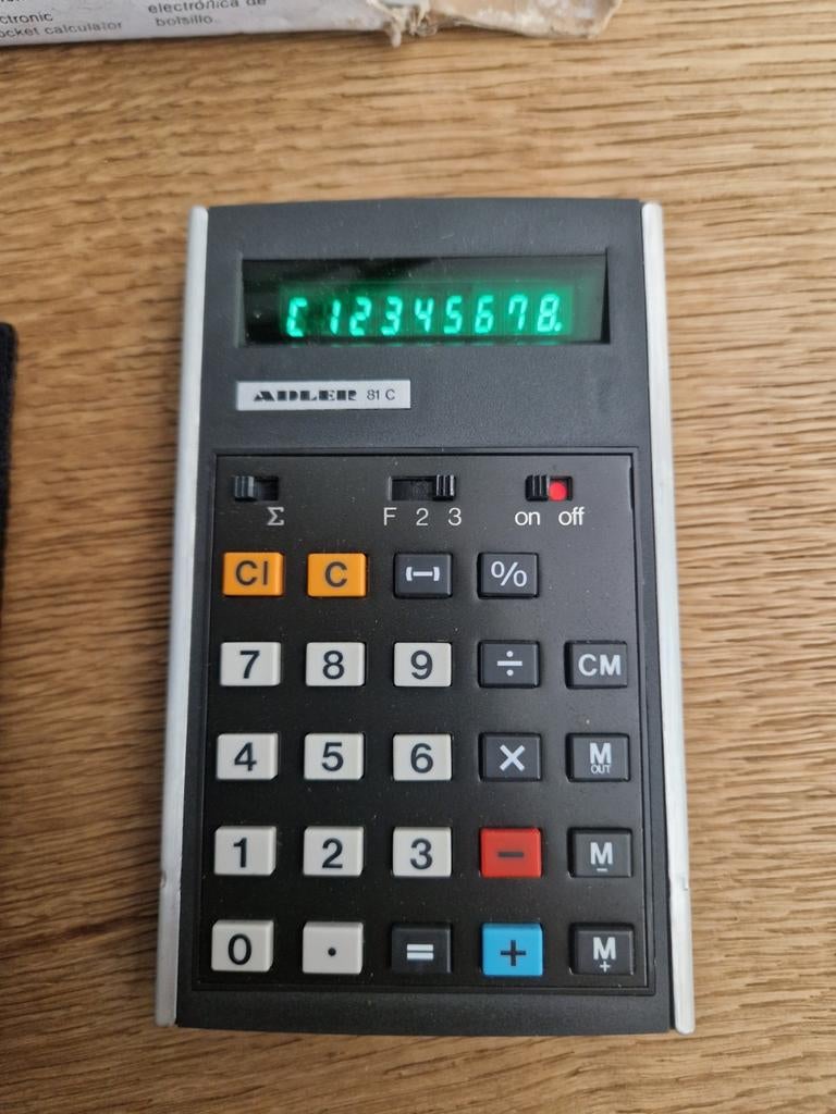 Adler 81C vintage calculator in originele verpakking., Ophalen of Verzenden, Computers en Rekenmachines