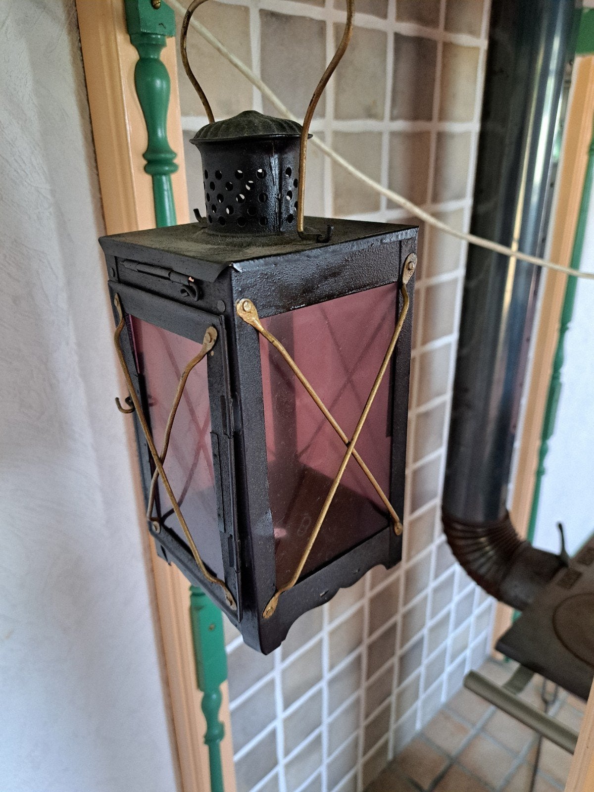 Antieke lantaarn met rood glas, Ophalen