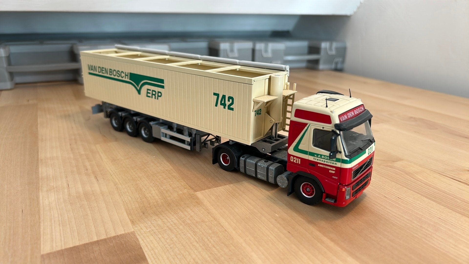 Lion toys volvo fh met bulk oplegger van den bosch erp, Hobby en Vrije tijd, Ophalen of Verzenden, Zo goed als nieuw, Bus of Vrachtwagen