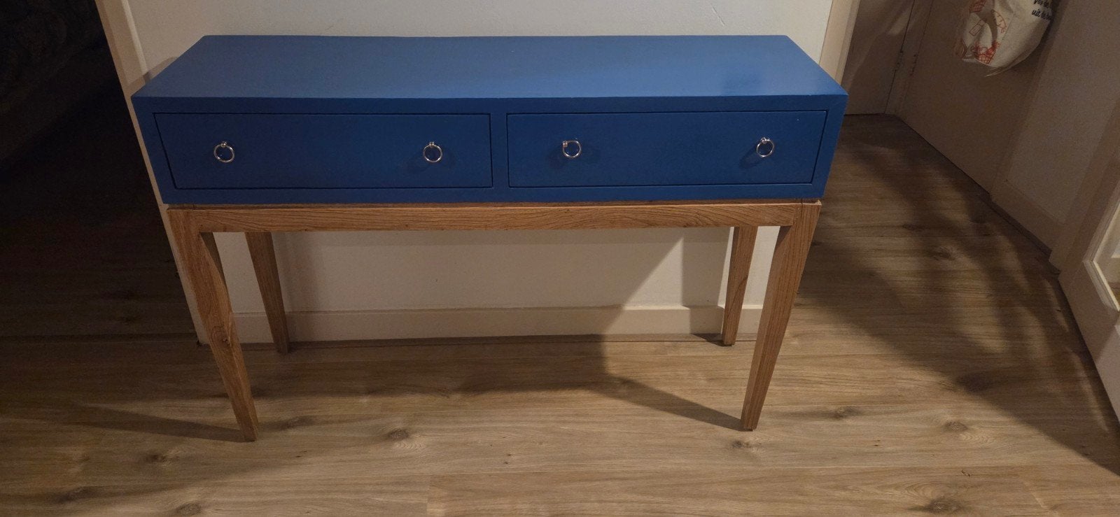 Stijlvolle blauwe console tafel met twee lades, Huis en Inrichting, Gebruikt, 100 tot 150 cm, Modern, Scandinavisch, Ophalen of Verzenden