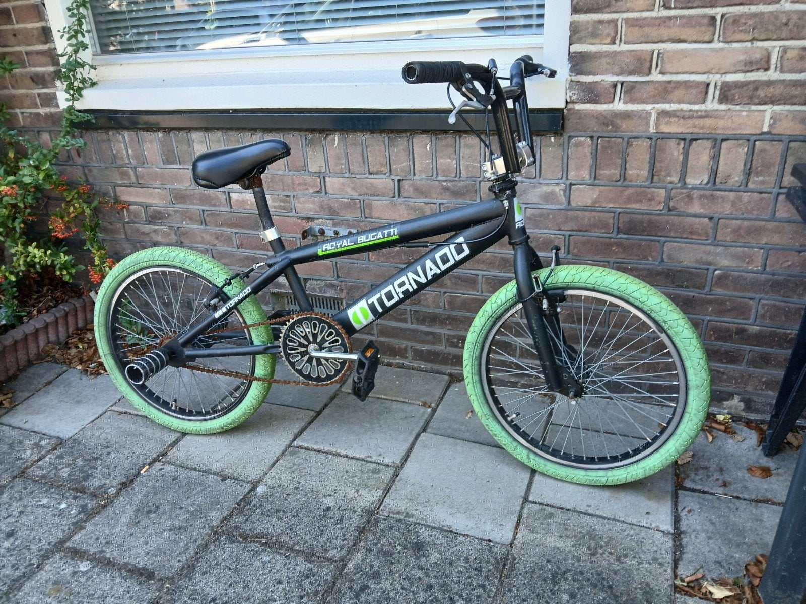 BMX Royal Bugatti Tornado met opvallende groene banden, Gebruikt, Staal, Velgrem, 20 tot 24 inch