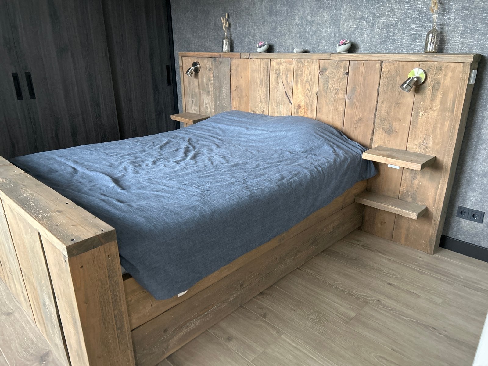 Steigerhouten bed met hoge achterwand, Huis en Inrichting, Slaapkamer | Bedden, Ophalen, Gebruikt, Bruin, Steigerhout
