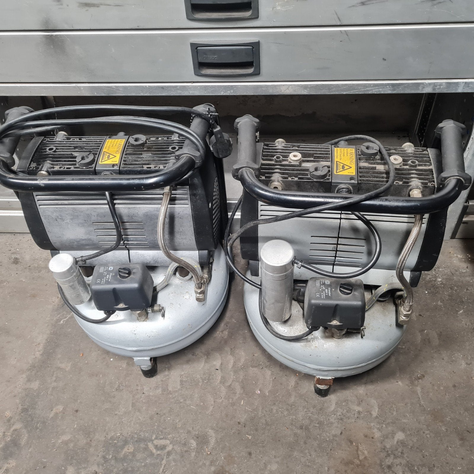 2x Stille Jun-Air onderhoudsvrije compressor zonder olie 10L, Ophalen, Gebruikt, 6 tot 10 bar, Minder dan 200 liter/min