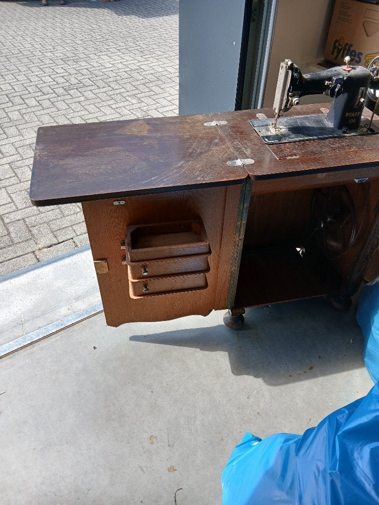 Antieke Pfaff 130 naaimachine met houten kast, Ophalen