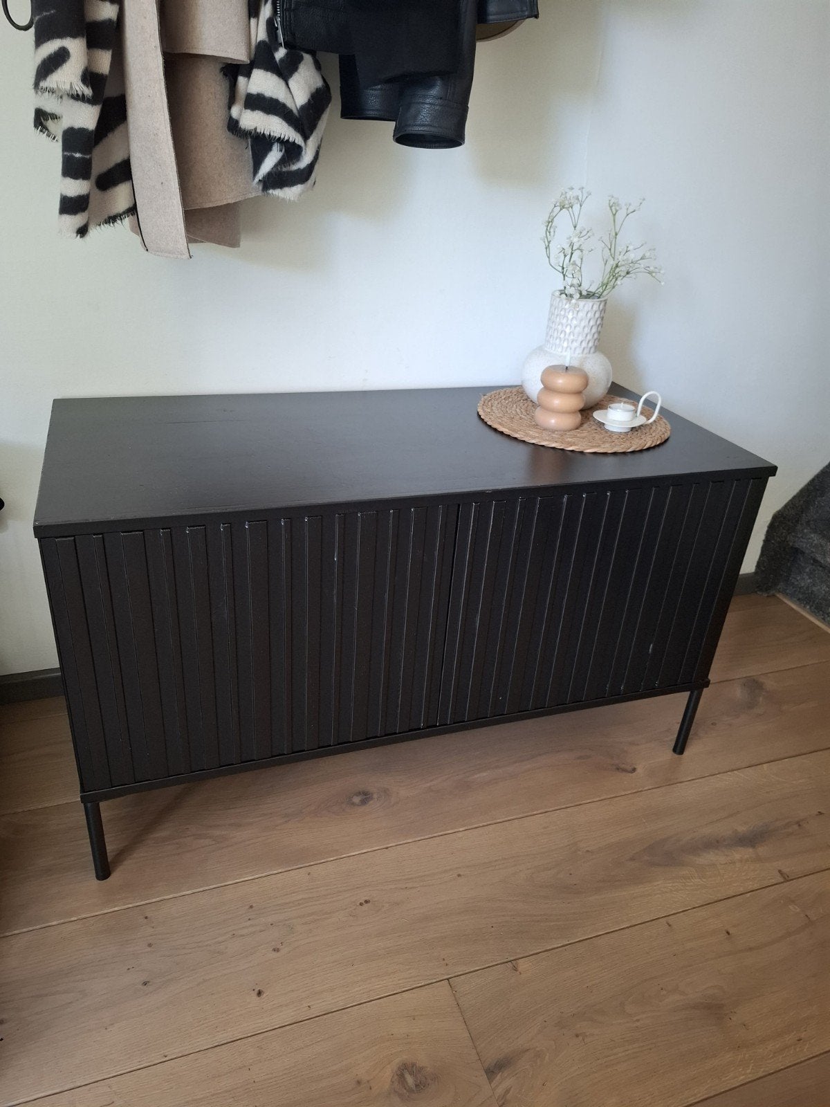 WOOOD New Gravure tv meubel/halkastje zwart 100 cm, Huis en Inrichting, Kasten | Televisiemeubels, Ophalen, Gebruikt, 100 tot 150 cm