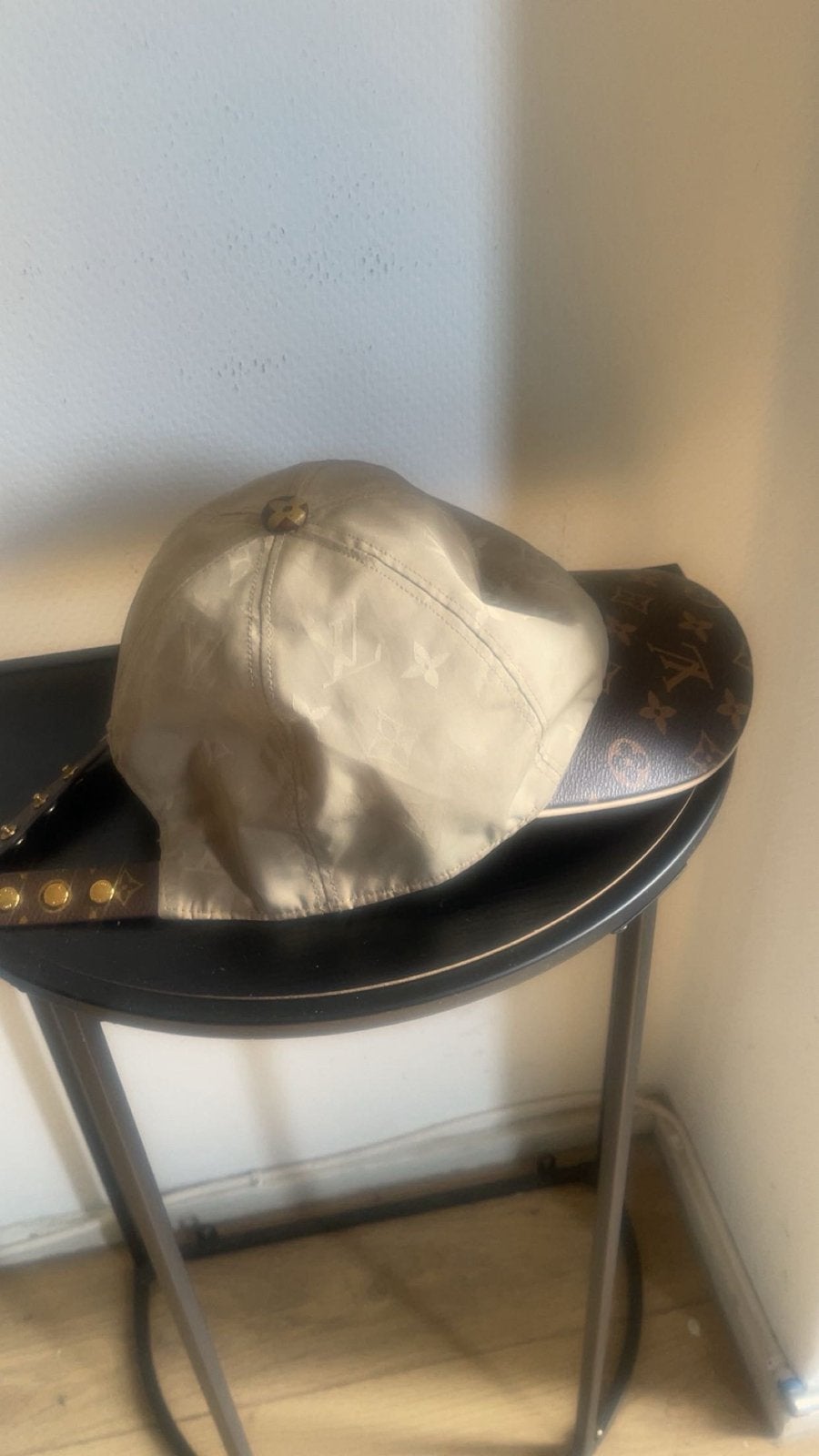 Louis Vuitton pet - Beige met monogram klep, Kleding | Dames, Hoeden en Petten, Ophalen of Verzenden, Zo goed als nieuw, One size fits all