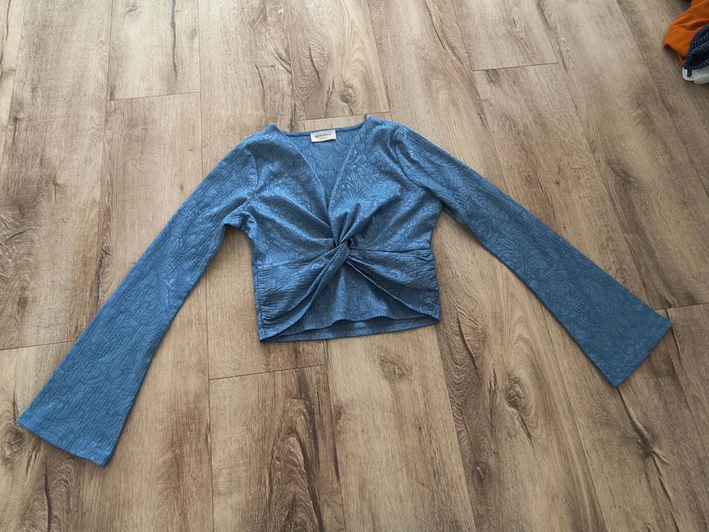 Prachtige blauwe cropped top met wijde mouwen Revelation, XS, Kleding | Dames, Tops, Blauw, Onb, Ophalen of Verzenden, Lange mouw