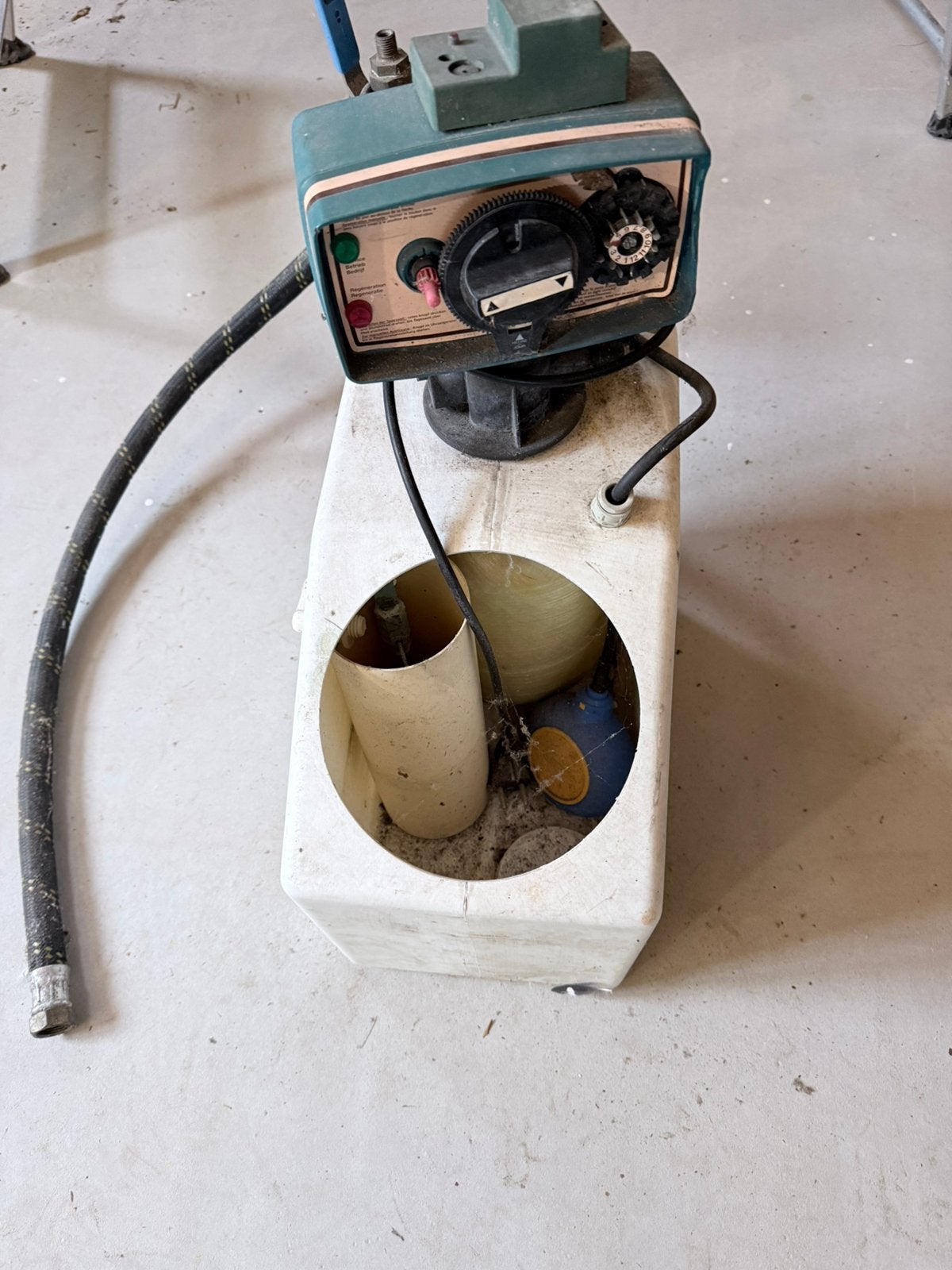 Kleine waterontharder - werking onbekend, moet schoongemaakt, Witgoed en Apparatuur, Ophalen of Verzenden, Niet werkend, Waterontharder met zout