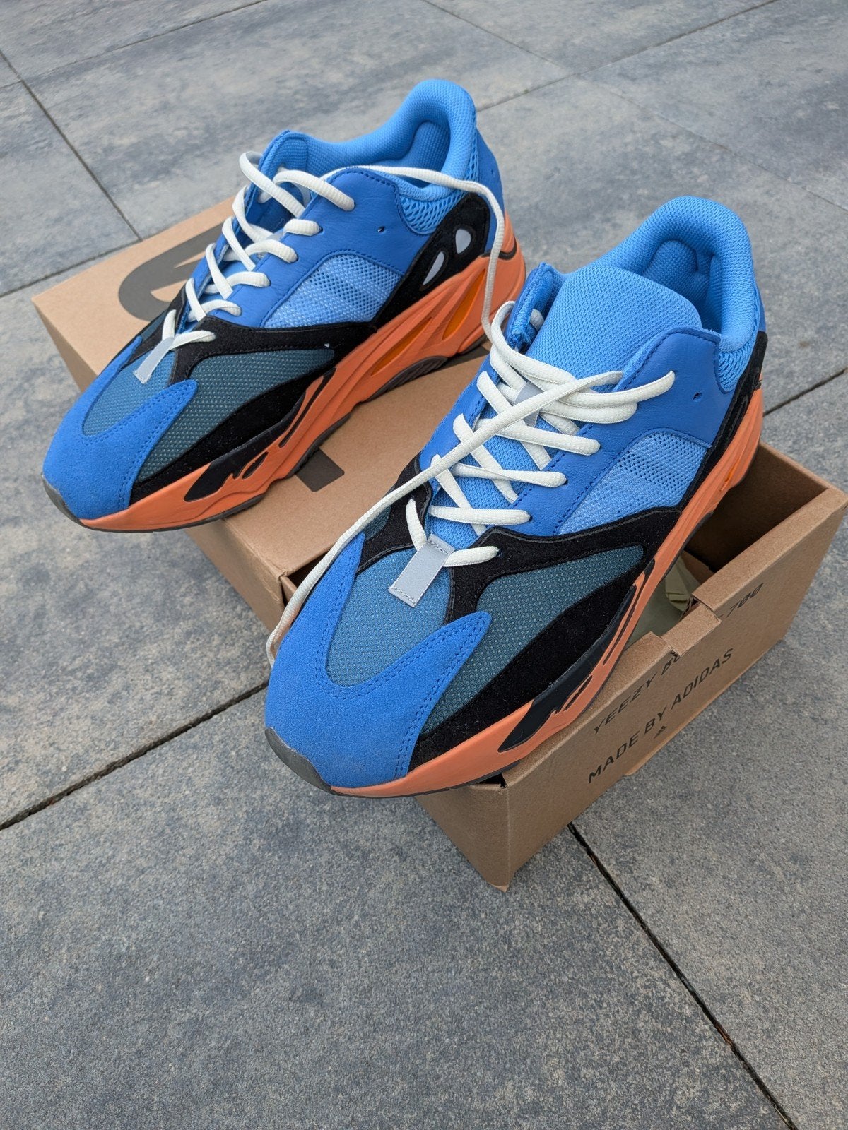 Adidas Yeezy Boost 700 Bright Blue - Maat 46, Blauw, Nieuw, Ophalen of Verzenden, Sneakers of Gympen