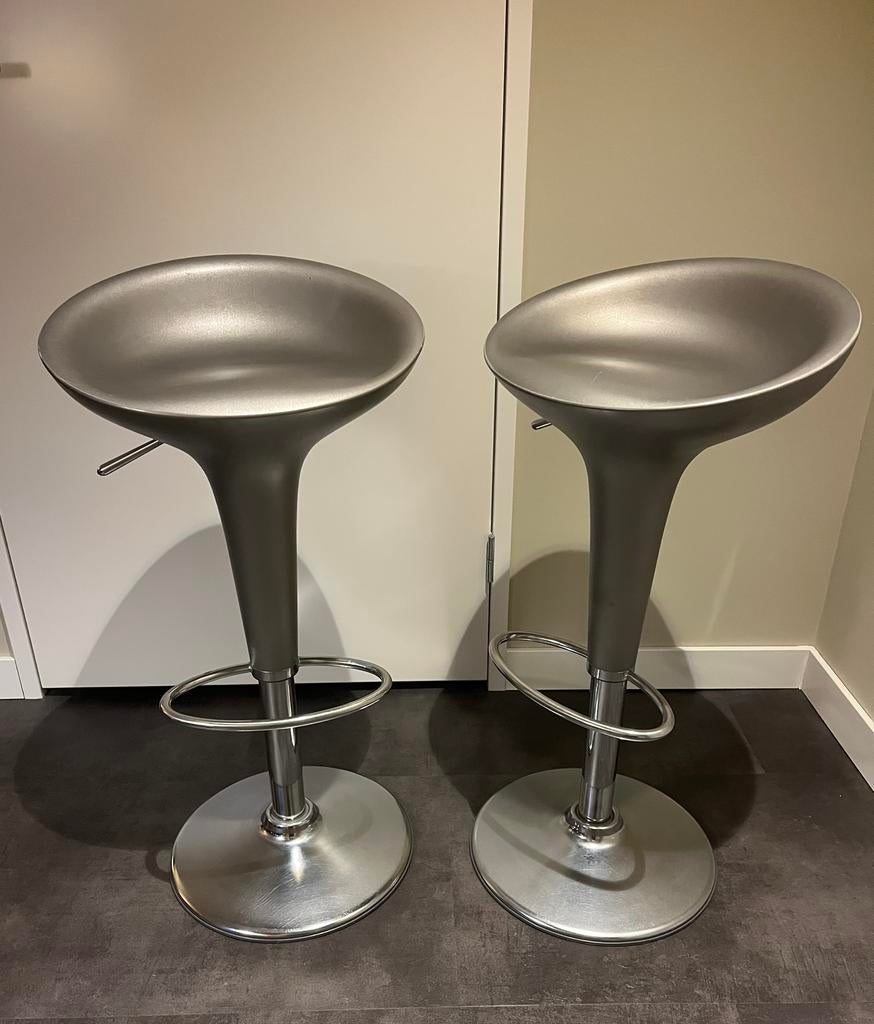 2 x Magis Bombo barkruk metallic zilver, Huis en Inrichting, Barkrukken, Ophalen, Draaibaar, Gebruikt, 60 tot 90 cm