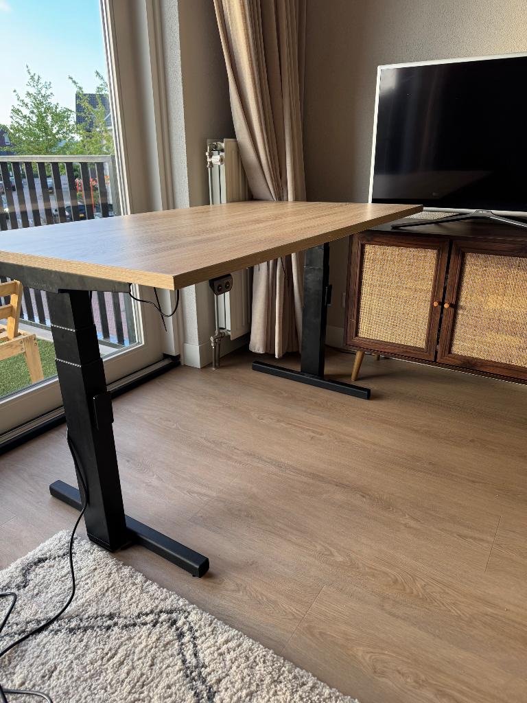 Markant elektrisch zit-sta bureau, Zit-sta bureau, Hout, Bruin, Zo goed als nieuw