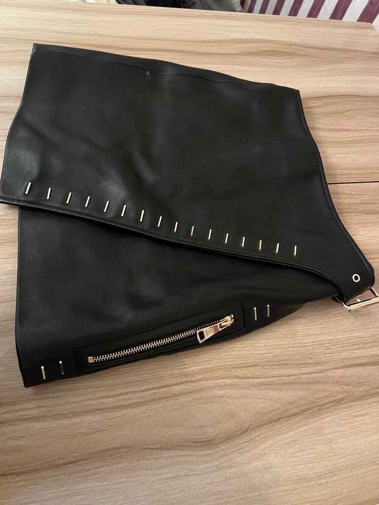 Zwarte leren rok met studs en ritsen van Nikkie, Kleding | Dames, Rokken, Zwart, Ophalen of Verzenden, Zo goed als nieuw, Maat 34 (XS) of kleiner