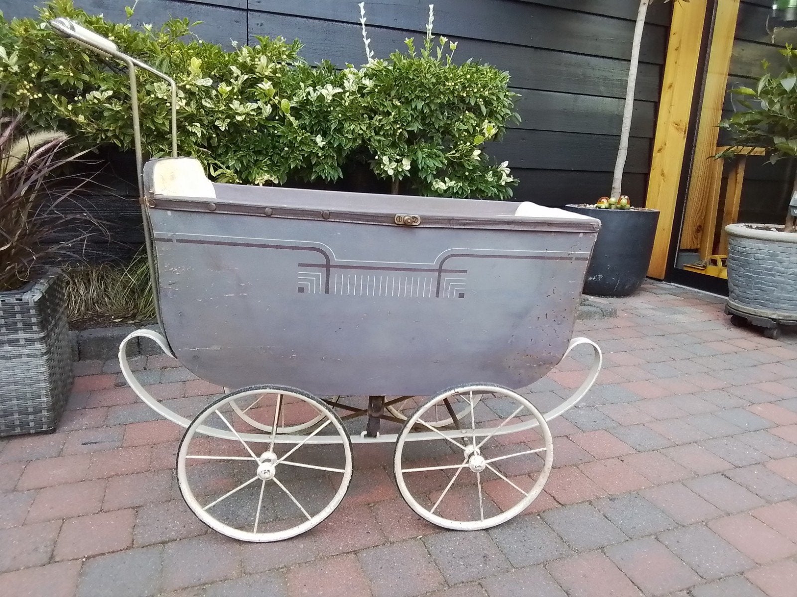 Antieke kinderwagen van het merk Naether, Ophalen